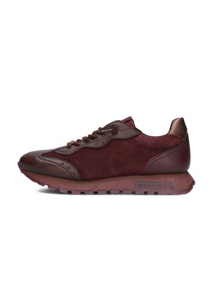 Bordeauxrode sneaker met suède en leren panelen, veters aan de voorkant, een gestructureerde zool en een iets verhoogde hak.