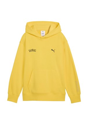 Gul hættetrøje med forlompe, med sorte Pokémon- og Puma-logoer på brystet samt et "#0306"-design på højre ærme.