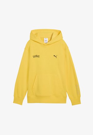 Sudadera con capucha amarilla con bolsillo frontal, que presenta los logotipos negros de Pokémon y Puma en el pecho y un diseño "#0306" en la manga derecha.