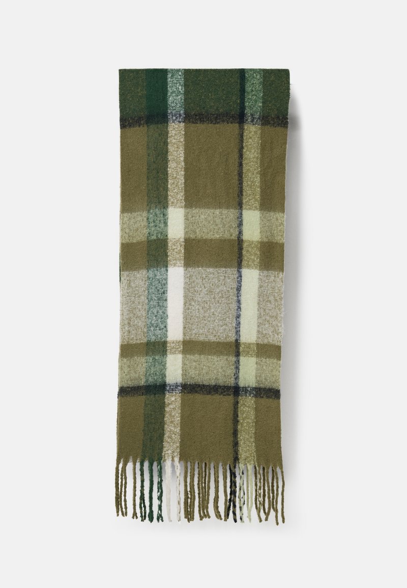 Grøn og beige ternet tørklæde lavet af blødt materiale, med frynsede kanter og et ternet mønster med varierede nuancer af grøn.