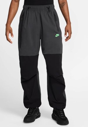 TECH - Pantaloni sportivi - anthracite black green strike