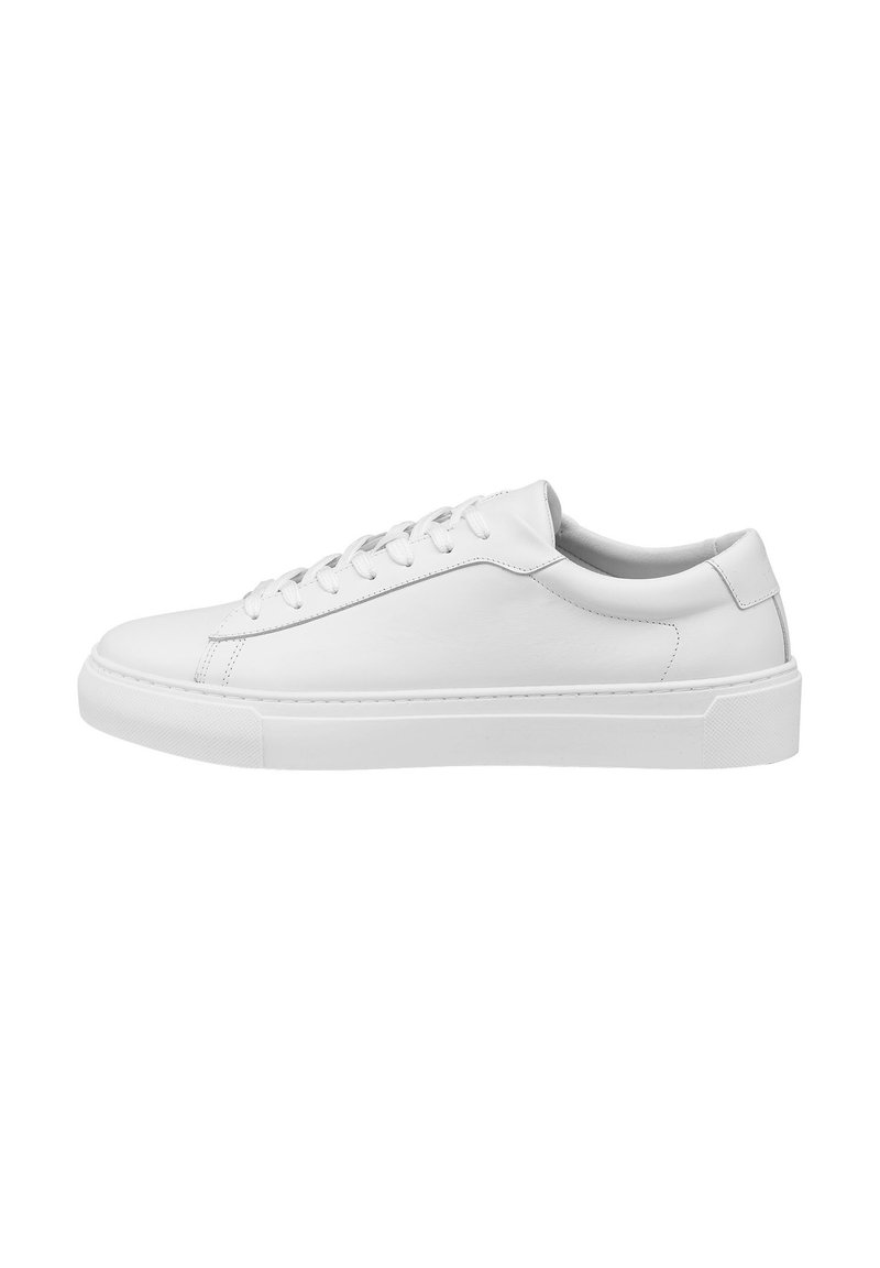 Hvide lædersneakers med en glat tekstur, rund tå, flad sål og seks snørrehuller. Minimalistisk design med diskrete syninger.