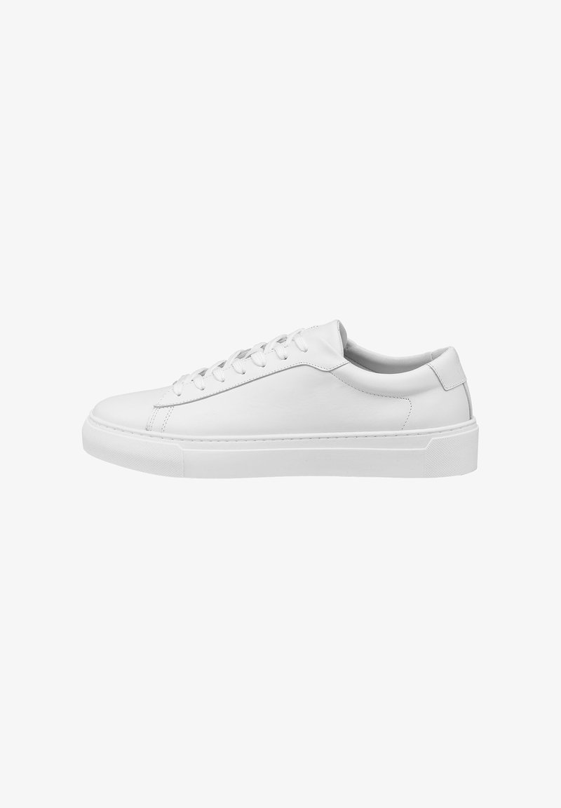 Hvide lædersneakers med en glat tekstur, rund tå, flad sål og seks snørrehuller. Minimalistisk design med diskrete syninger.