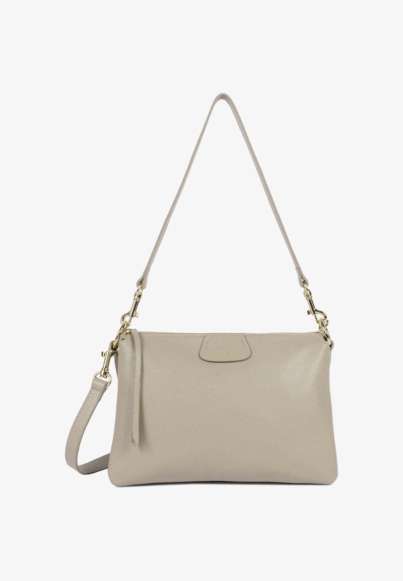 Sac bandoulière en cuir beige avec une sangle réglable, des ferrures dorées et une fermeture éclair.