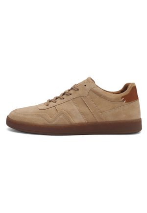 Beige Veloursleder-Sneaker mit brauner Gummisohle, Schnürverschluss, abgesteppten Details und hellbraunem Lederakzent am Fersenkragen.