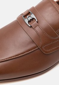 COACH TANNER LOAFER - Elegantné našuchovačky - saddle