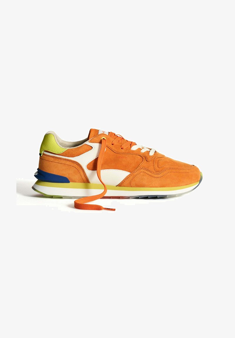 Baskets en suède orange avec des accents blancs, des lacets et un talon jaune. Présentent une semelle multicolore et un design sportif et épuré.