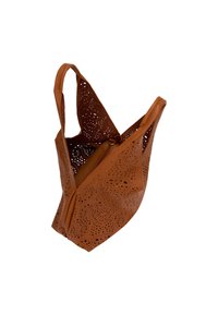 Geperforeerde bruine leren tote bag met twee handvatten, met een open bovenkant en een gedessineerd oppervlak, dat het interieurontwerp benadrukt.