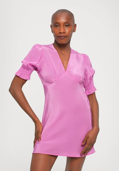 Kort roze satijnen jurk met een diepe V-hals en korte pofmouwen. Heeft smockdetails bij de mouwmanchetten en een fitted silhouette.