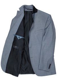 Hellgrauer Blazer mit Reverskragen, strukturiertem Außenmaterial und schwarzem gepunktetem Innenfutter. Verfügt über eine einzelne Brusttasche und drei-Knopf-Akzente an den Ärmeln.