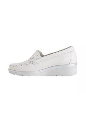 Scarpa slip-on bianca in pelle con tomaia traforata, pannelli laterali elastici e suola rialzata e imbottita per comfort e supporto.