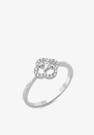 Sølv ring med en central rund diamant omgivet af en sløjfe halo af mindre diamanter på et poleret bånd.