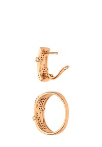 Arany árnyalatú fülbevalók perforált dizájnnal, csuklós kapoccsal, valamint egy hozzáillő gyűrű sima szalaggal és hasonló perforációs részletekkel.