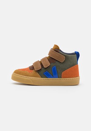 Hoge sneaker gemaakt van meerkleurig suede in bruin, groen, oranje en blauw; heeft drie klittenbandstraps en een getextureerde rubberen zool.