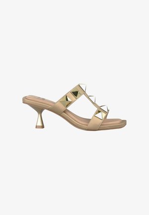 Goldfarbene Sandalen mit Absatz, die mit drei breiten Riemen und metallischen Pyramidennieten, einer strukturierten Fußbett und einem ausgestellten Absatzdesign ausgestattet sind.