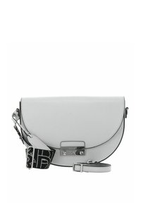Bolso cruzado de cuero gris con tapa curva, herrajes plateados, correa desmontable con un logotipo en blanco y negro, y textura suave.