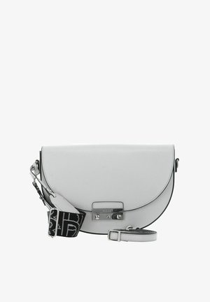 Graue Leder-Crossbody-Tasche mit einer geschwungenen Klappe, silbernem Beschlag, abnehmbarem Riemen mit einem schwarz-weißem Logo und glatter Textur.