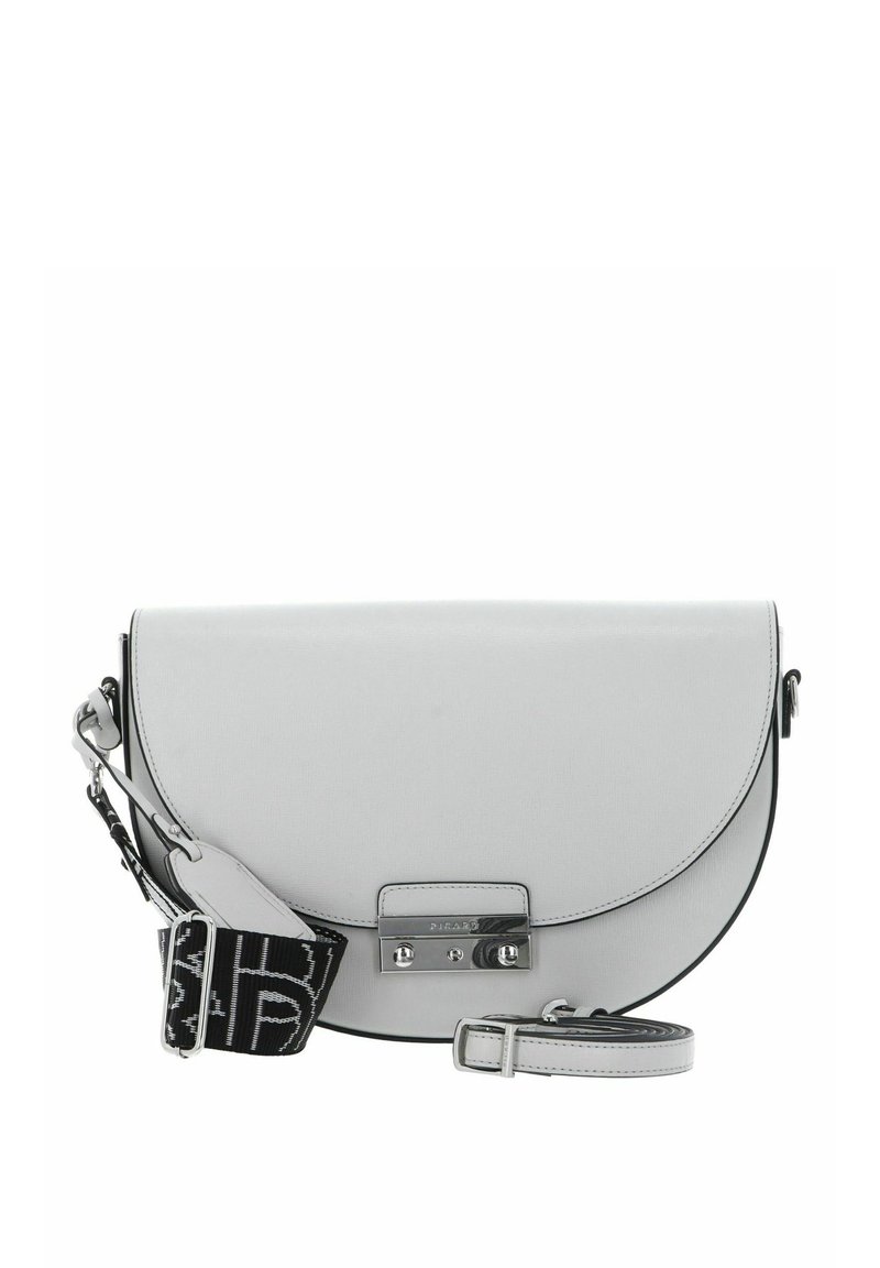 Bolso cruzado de cuero gris con tapa curva, herrajes plateados, correa desmontable con un logotipo en blanco y negro, y textura suave.
