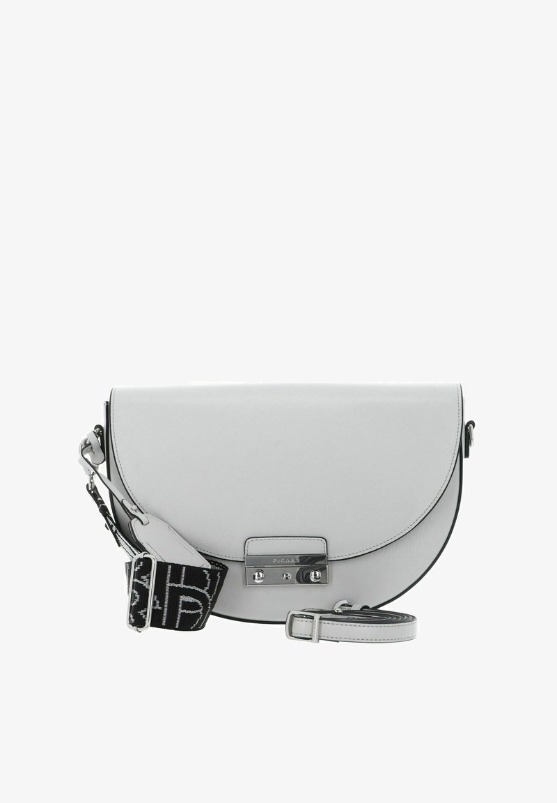 Borsa a tracolla in pelle grigia con flap curvo, hardware in argento, tracolla removibile con logo in bianco e nero e texture liscia.