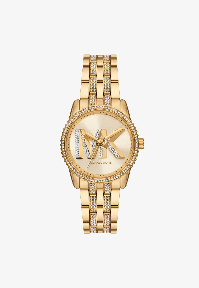 Reloj de acero inoxidable en tono dorado con una caja redonda. Presenta un dial dorado texturizado, acentos de rhinestone y un logo en mayúsculas "MK" de gran tamaño.