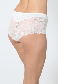 Witte kanten hipster panties met delicate bloemenpatronen, een soepele tailleband en een zachte binnenvoering voor comfort.