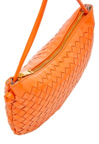 Orange geflochtene Lederhandtasche mit einem glatten Textur, ausgestattet mit einem goldenen Reißverschluss und einem einzelnen verstellbaren Tragegurt.