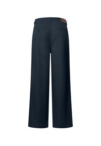 Pantalones de pierna ancha en azul marino oscuro, con una cinturilla plana, bolsillos traseros y una textura de tela suave.