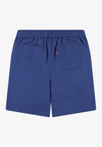 Blaue Shorts mit elastischem Bund, zwei Gesäßtaschen und einem kleinen roten Levi's-Tag an der rechten Tasche.
