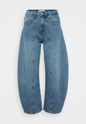Jeans cu talie înaltă, de culoare albastru deschis, din denim, cu un croi larg, cinci buzunare și detalii de cusătură. Textură netedă cu un finisaj curat.