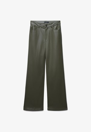 Pantalons ample taille haute en simili cuir vert olive, dotés de poches avant et d'une fermeture à bouton à l'avant. Texture lisse.
