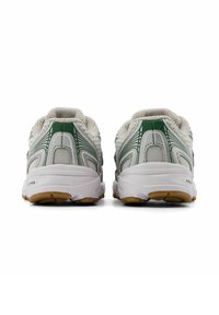 Scarpe sportive con tomaia in mesh grigio chiaro con accenti verdi, suola imbottita bianca e suola esterna in gomma testurizzata.