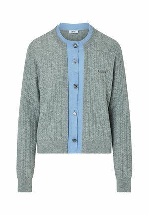 Cardigan en maille torsadée gris avec patte de boutonnage bleue et col, décoré de six boutons ornés de bijoux et d'un petit logo brodé sur la poitrine.