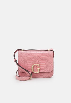 Sac bandoulière rose à texture crocodile avec une sangle réglable et une boucle avant en forme de lettre "G" dorée.