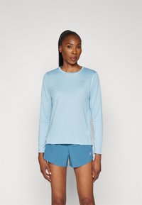 New Balance SPORT ESSENTIALS LONG SLEEVE - Ilgarankovis viršutinės dalies drabužis - chrome blue