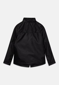 Chaqueta negra con cuello alto, hecha de material suave. Presenta mangas largas y un dobladillo trasero partido. Diseño simple sin patrones visibles.
