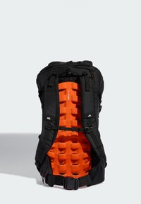 Crni ruksak kapaciteta 40L, s narančastom podstavom za potporu leđa, podesivim remenima i teksturiranom tkaninom. Izdržljivi vanjski materijali.