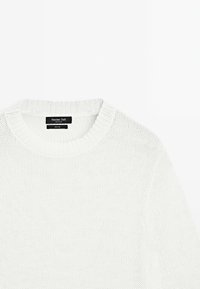 Maglione bianco lavorato a maglia con scollatura rotonda, caratterizzato da un motivo testurizzato. Etichetta sul colletto che indica "Massimo Dutti". Maniche corte con polsini a coste.