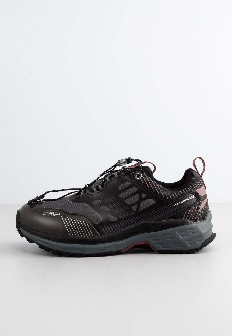 Chaussure de randonnée imperméable noire et grise avec un dessus texturé, des accents réfléchissants, des lacets élastiques et une semelle robuste pour l'adhérence.