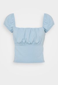Světle modrý krátký crop top s nařasenými rukávy a přiléhavým pasem, navržený pro volnočasové nošení.