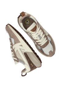 Des baskets légères avec un mélange de daim beige et marron, de mesh et de caoutchouc. Elles présentent un logo distinctif sur la semelle intérieure et une semelle extérieure texturée.