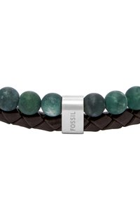 Leren armband met ronde groene kralen, een geweven ontwerp en een zilveren sluiting met "FOSSIL" gegraveerd. Gestructureerde en gladde afwerkingen aanwezig.