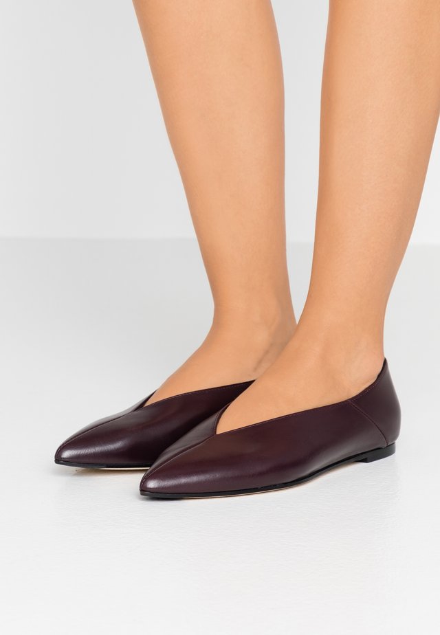MOA - Slip-ons - bordeaux