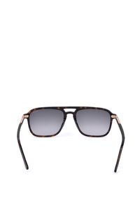 Lunettes de soleil écaille avec verres rectangulaires gris dégradés et double pont, vues de face sur fond blanc.