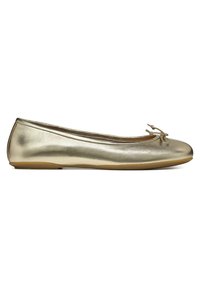 Kuldmetallilised balletiks mõeldud lamedad kingad, ümara varbaga, sileda tekstuuriga ja väikese paelaga esiosas. Lame kummitald.
