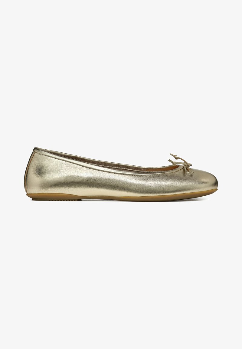 Ballerines métalliques dorées avec un bout arrondi, texture lisse, et un petit nœud sur le devant. Semelle plate en caoutchouc.