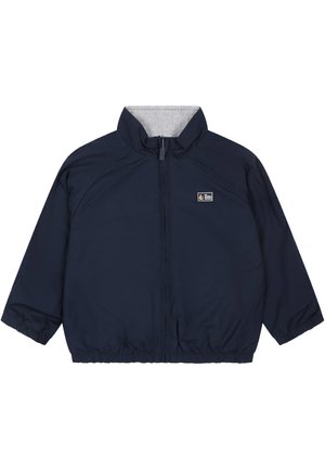Giacca a vento navy con chiusura a zip, orlo elasticizzato e colletto interno a righe. Realizzata in materiale leggero e resistente all'acqua.