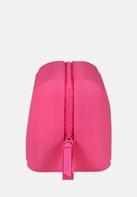 Pochette rosa brillante con chiusura a zip, dal design morbido e arrotondato. Presenta motivi a strisce diagonali sui lati e un cursore della zip abbinato.