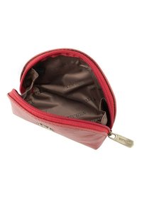 Portamonete in pelle rossa con chiusura a zip, interno in tessuto marrone con motivo logo, dimensioni piccole e forma arrotondata.