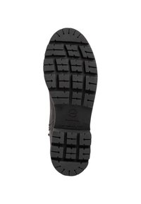 Suela de bota negra con surcos profundos y anchos y un patrón de bloques, mostrando el nombre de la marca y las marcas de tamaño sobre un fondo blanco.