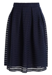 Tmavě modrá midi sukně s horizontálními texturovanými pruhy, plisovaným designem a mírně rozšířeným střihem.